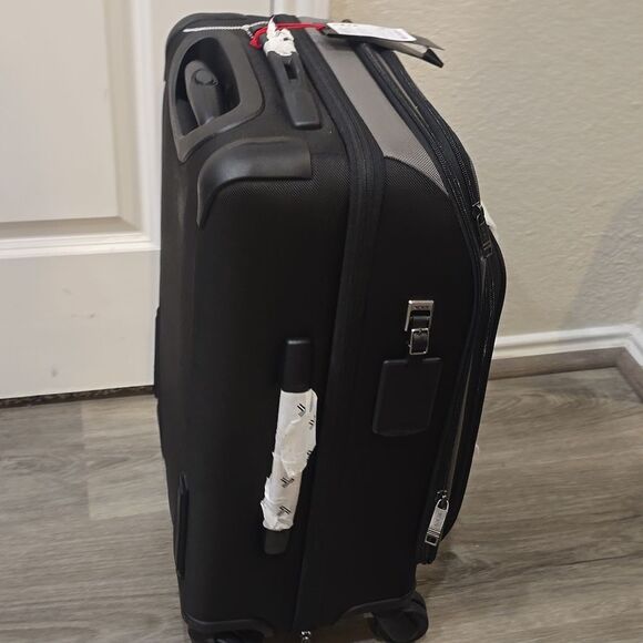 Tumi Merge International Front Lid 4-Wheeled Carry On Luggage - Picture 11 of 15